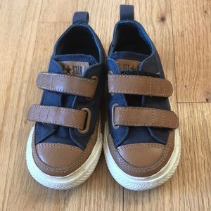 Converse Velcro. Boys size 8